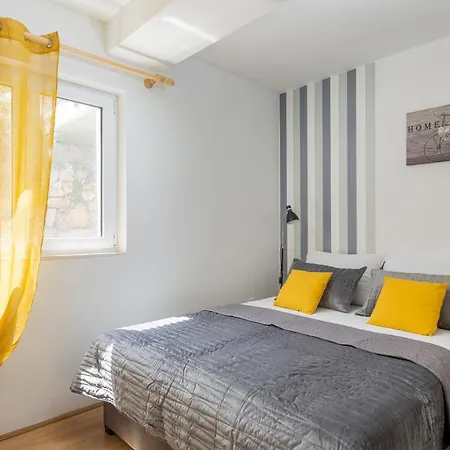 Apartment Tessa With Terrace, Free Wi-fi/parking *